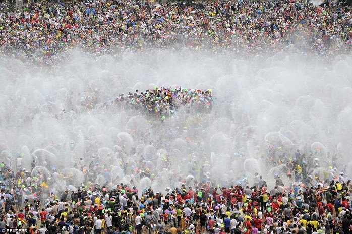 
Du khách tham gia lễ hội té nước vào năm 2013 ở tỉnh Vân Nam. Ảnh: Reuters
