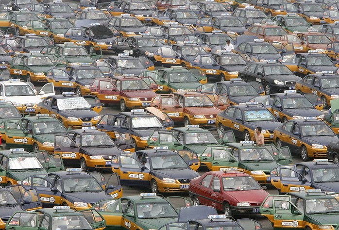 
Xe taxi xếp hàng chờ khách bên ngoài sân bay thủ đô Bắc Kinh. Ảnh: Daily Mail
