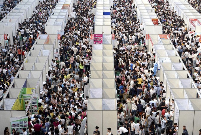 
Hàng ngàn người tham gia hội chợ tìm việc làm ở Trùng Khánh. Ảnh: Daily Mail
