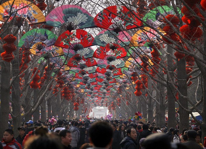 
Người dân tham gia lễ hội ở Bắc Kinh. Ảnh: Daily Mail
