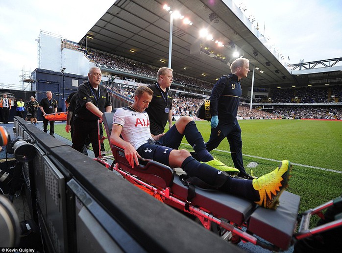 
Harry Kane rời sân trên cáng sau khi bị chấn thương mắt vì Sunderland đá quá rắn
