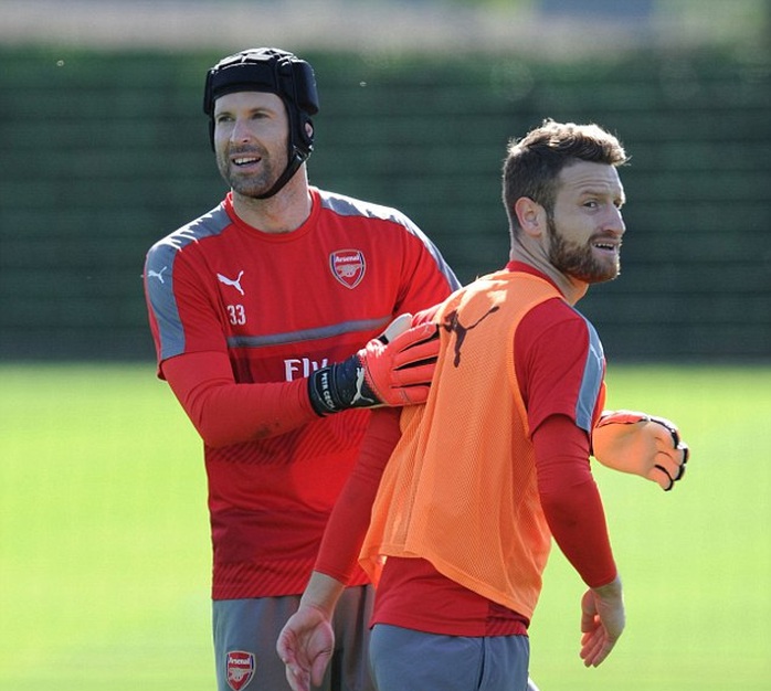 Thủ môn Cech và trung vệ Mustafi