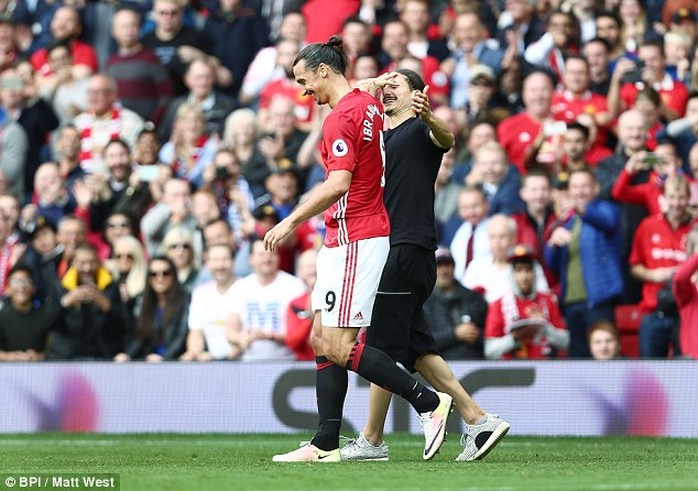 
Khi không được Ibrahimovic đáp lại tình cảm, CĐV này đã lao vào ôm
