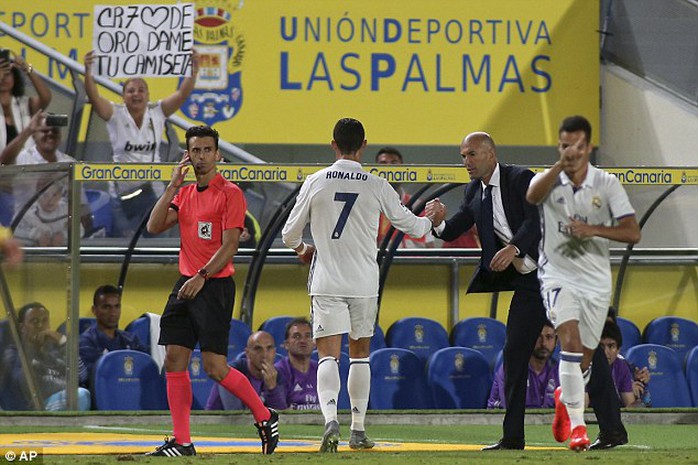 Ronaldo không nhìn mặt Zidane khi bị thay ra