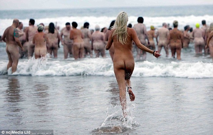 
Gần 500 người khỏa thân tắm biển ở Vịnh Druridge, hạt Northumberland -Anh. Ảnh: NCJMedia Ltd

