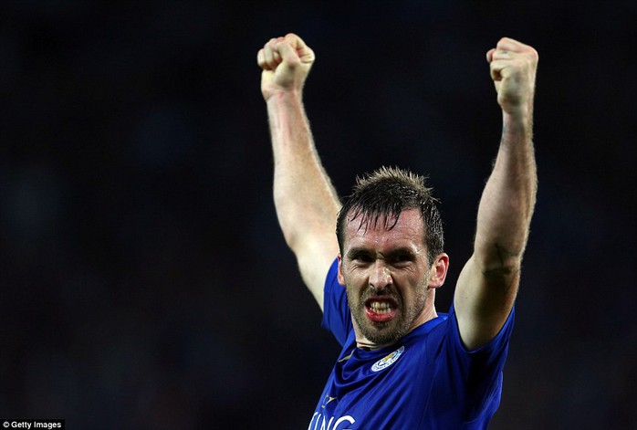 
Christian Fuchs phải đổ máu để bảo toàn chiến thắng cho Leicester
