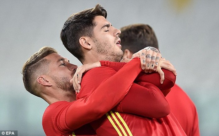 
Morata và Ramos làm nóng trước buổi tập
