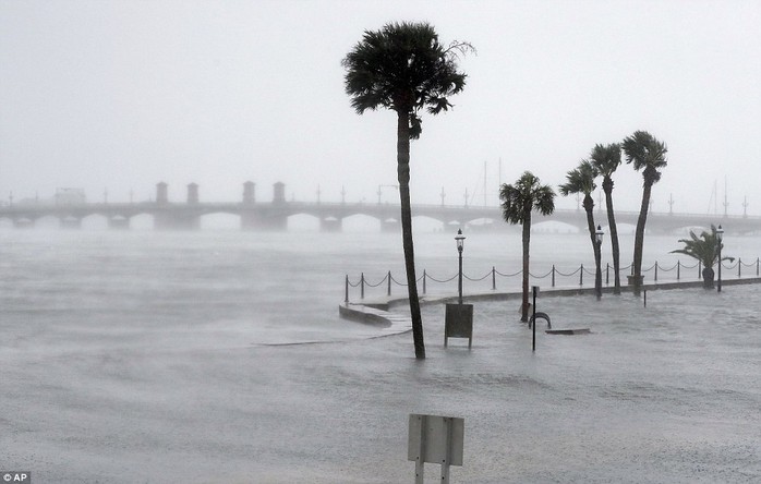 
Sóng biển tràn vào bờ tại TP St. Augustine. Ảnh: AP
