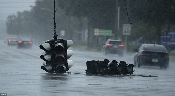 
Đường phố tan hoang tại TP Jacksonville, bang Florida. Ảnh: REUTERS, AP
