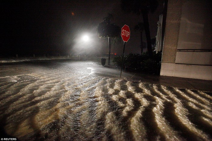 
Sóng lớn tại TP Charleston, bang South Carolina tối 7-10. Ảnh: REUTERS
