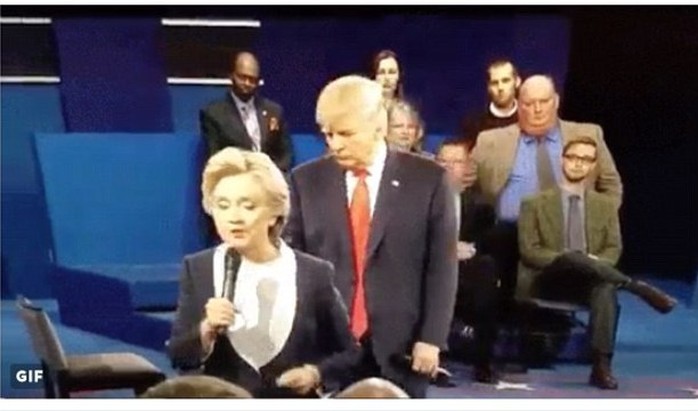 
Ông Trump liên tục vòng ra sau lưng bà Clinton trong buổi tranh luận. Ảnh: Twitter
