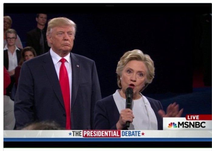 
Rất nhiều khán giả truyền hình đều để ý việc ông Trump cứ đứng gần sau lưng bà Clinton. Ảnh: Twitter.
