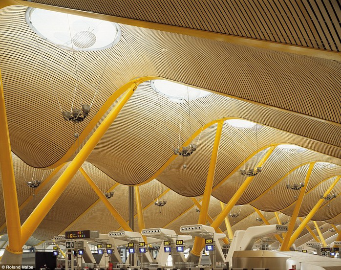 Sân bay Barajas tại TP Madrid - Tây Ban Nha. Ảnh: Roland Halbe