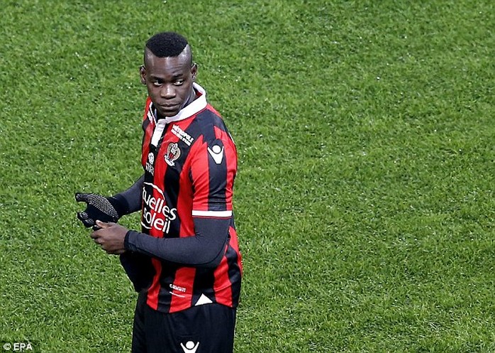 
Balotelli lần đầu đá hỏng phạt đền ở Ligue 1
