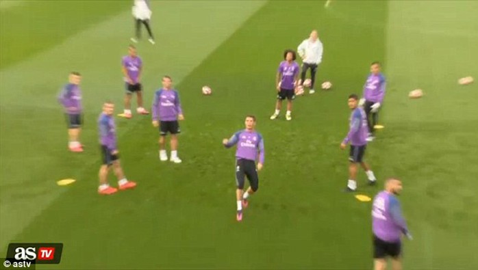 
Ronaldo tức giận đá mạnh quả bóng về phía phóng viên
