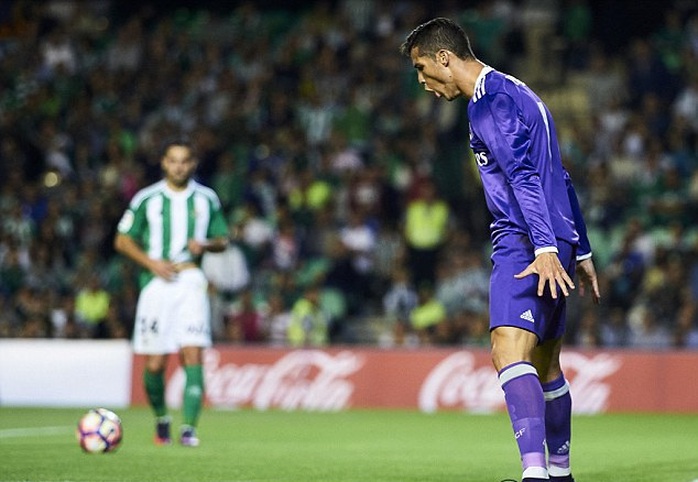 Ronaldo với kiểu ăn mừng quen thuộc sau khi ghi bàn vào lưới Betis
