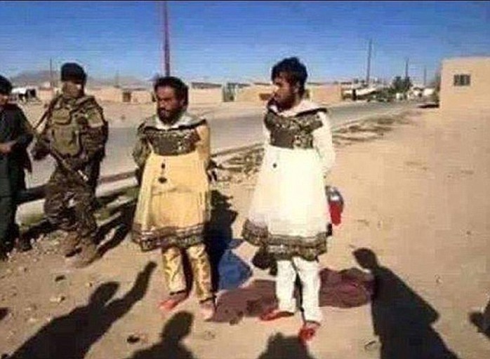 
Hai người đàn ông được cho là thành viên của IS mặc váy để bỏ trốn khỏi Mosul. Ảnh: Daily Mail
