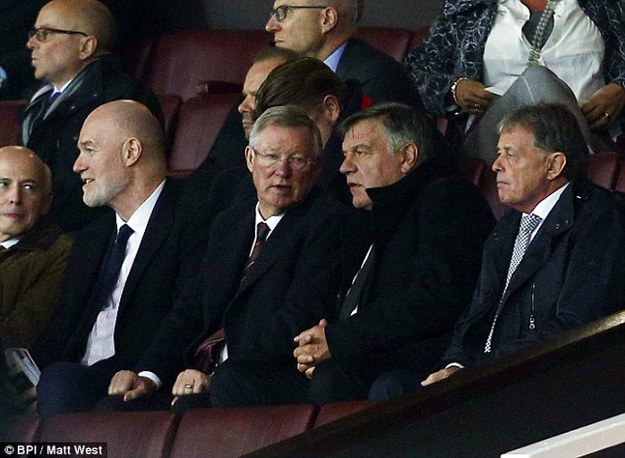 
Ông Allardyce trò chuyện với HLV Ferguson
