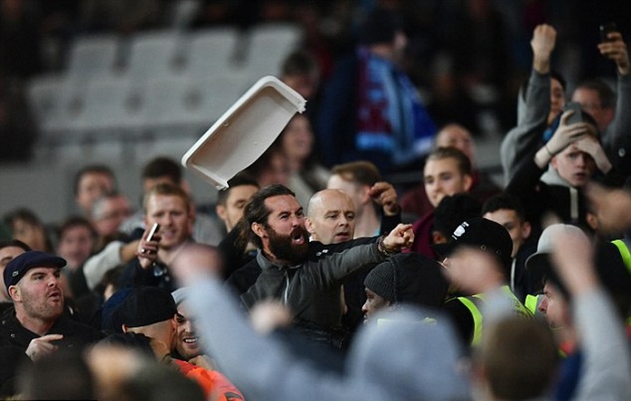 CĐV West Ham hung hăng tấn công fan Chelsea