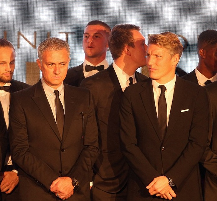 Mourinho và Schweinsteiger, người vừa trở lại đội 1 sau 4 tháng ngồi ngoài