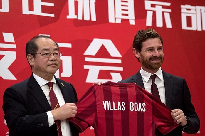 HLV Boas trong ngày ký hợp đồng với Thượng Hải SIPG