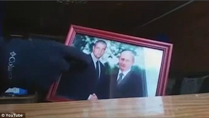 
Bức ảnh ông Putin chụp cùng một người đàn ông. Ảnh: YouTube
