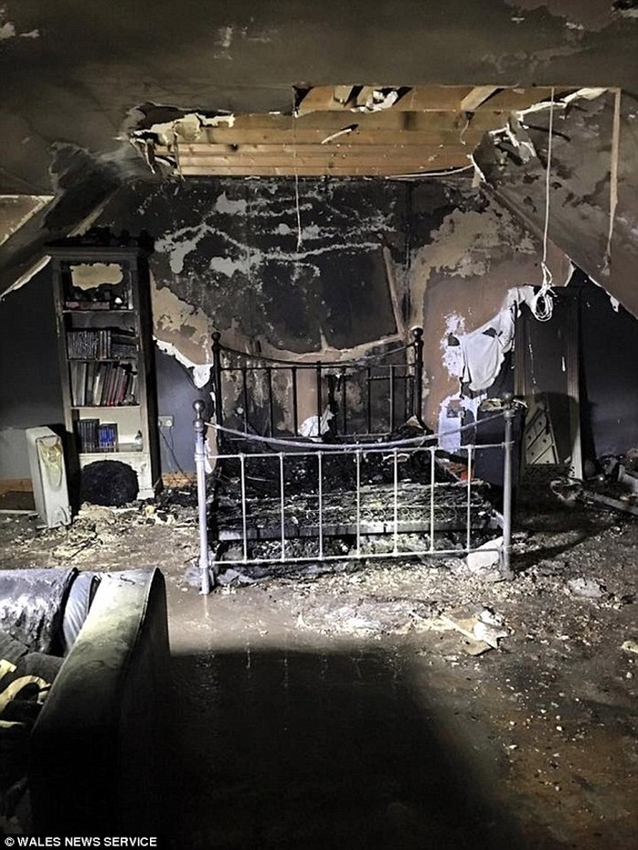 
Căn phòng bị phá hủy hoàn toàn của nữ sinh 15 tuổi. Ảnh: Wales News Service
