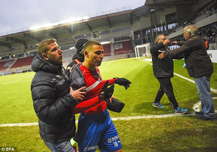 Jordan và Henrik Larsson (ảnh dưới) nhanh chóng rời sân trước sự nóng giận của CĐV Helsingborgs
