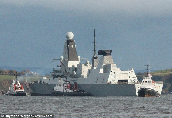 
Chiếc HMS Duncan trên đường bị kéo về cảng hôm 23-11. Ảnh: Raymond Wergan
