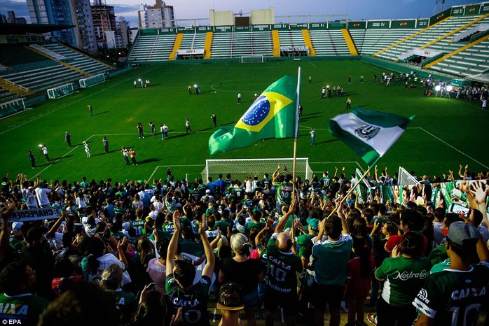 
Fan Chapecoense tham gia lễ tưởng niệm vào tối 29-11
