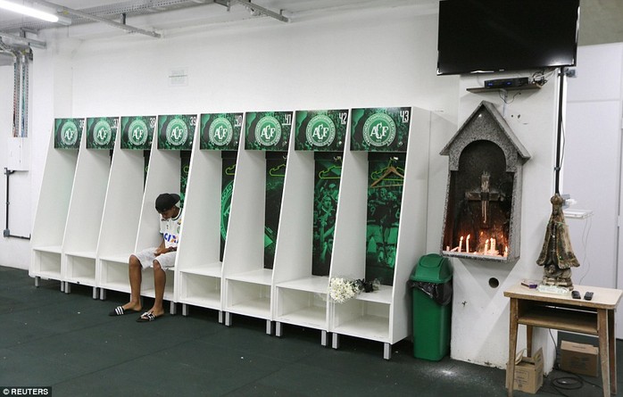 
Một cầu thủ U15 Chapecoense ngồi chết lặng trong phòng thay đồ đội 1
