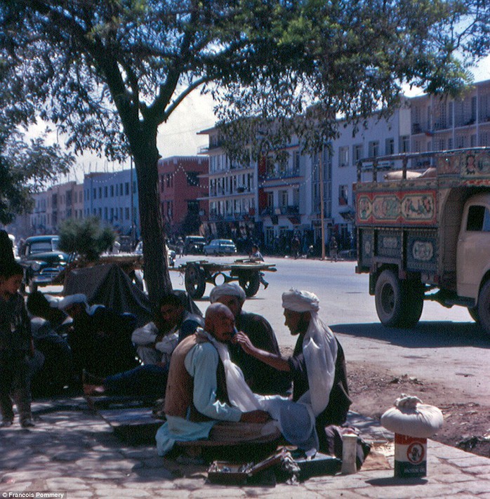 Afghanistan những năm 1960-1970 từng là một quốc gia hiếu khách và xinh đẹp. Ảnh: Francois Pommery