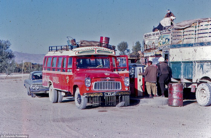 Một trạm xăng ở thủ đô Kabul năm 1974. Ảnh: Francois Pommery