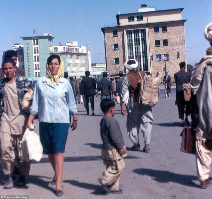 Nhiếp ảnh gia Francois Pommery trở lại Afghanistan vào năm 1974. Bức ảnh chụp ngoài khách sạn Spinzar ở thủ đô Kabul. Ảnh: Francois Pommery