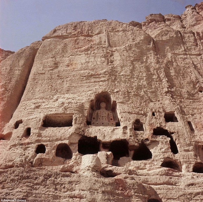 Những tượng phật được khắc vào núi đá ở tỉnh Bamiyan bị Taliban phá hủy năm 2001. Ảnh: Francois Pommery