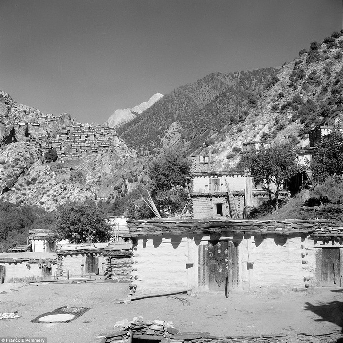 Người dân Nuristan sống trong lều gỗ trên các dãy núi. Ảnh: Francois Pommery