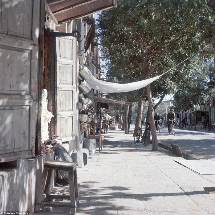 Một con phố bình yên ở thủ đô Kabul năm 1974. Ảnh: Francois Pommery