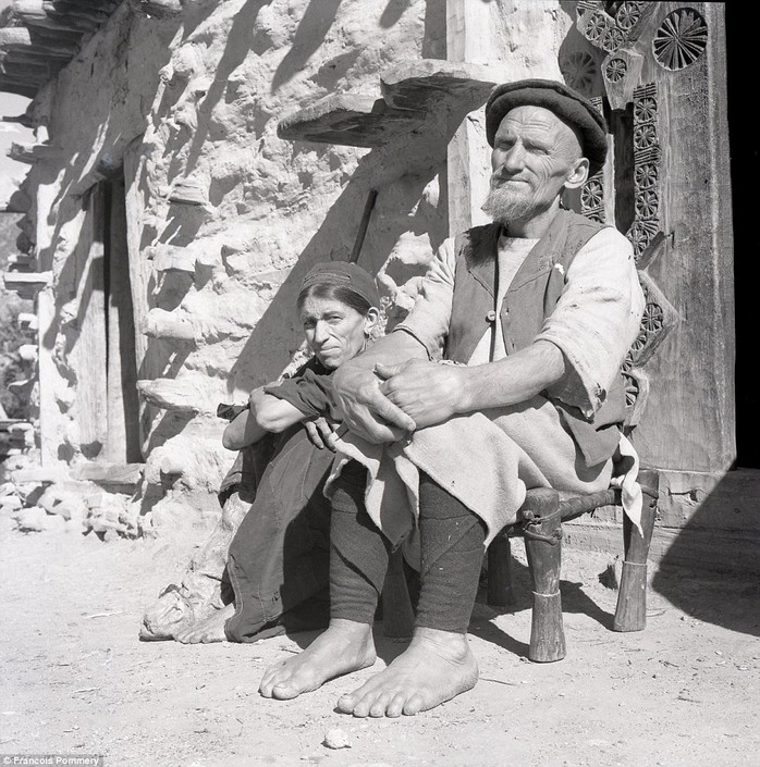 Đôi vợ chồng già ngồi cùng nhau tại làng Waigal, tỉnh Nuristan, năm 1969. Ảnh: Francois Pommery