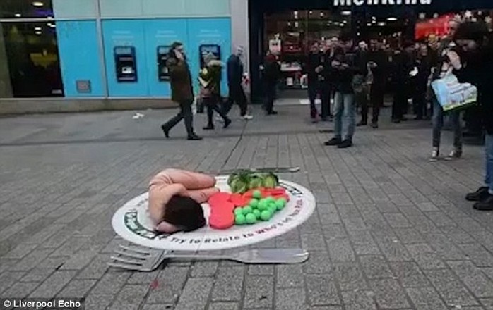 
Người phụ nữ khỏa thân nằm trên đĩa ở trung tâm TP Liverpool. Ảnh: Liverpool Echo
