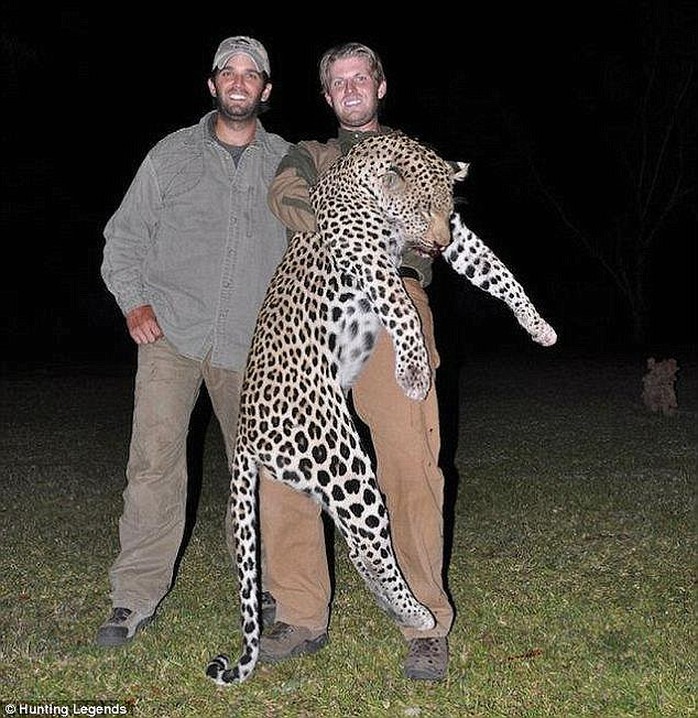 Donald Jr và Eric khoe chiến tích săn bắn. Ảnh: Hunting Legends