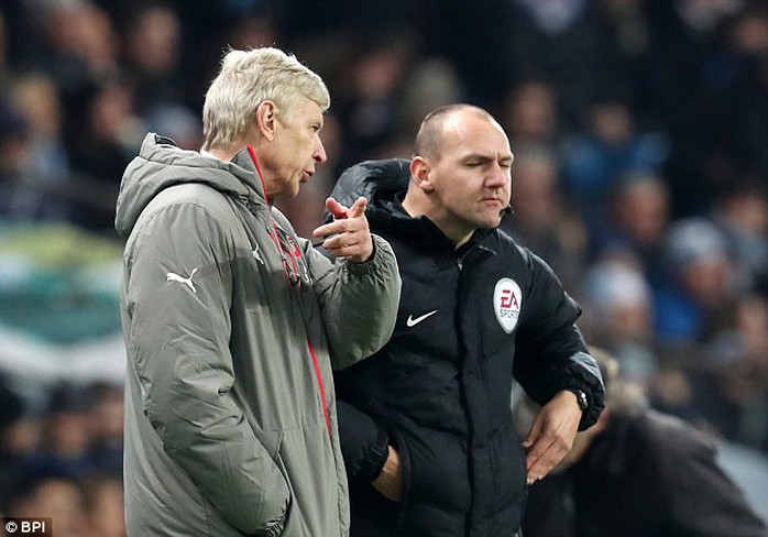 Wenger nhiều lần phàn nàn các trọng tài trong trận