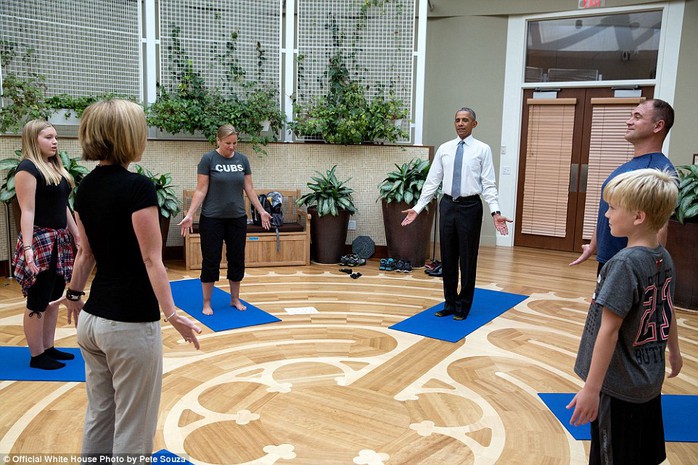 
Tổng thống tham gia tập yoga trong một chuyến thăm đến Trung tâm quân y quốc gia Walter Reed.
