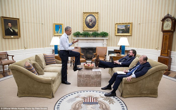 
Tổng thống đặt chân lên bàn khi bàn bạc cùng các trợ lý.

