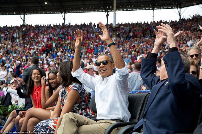 
Tổng thống Obama và Chủ tịch Cuba Raul Castro (phải) cổ vũ một trận bóng rổ ở Havana hôm 22-3-2016.
