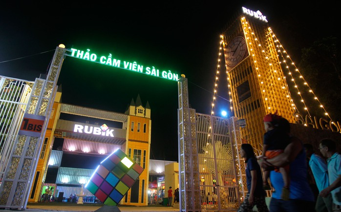 Do khu chợ được đặt trong khuôn viên của Thảo Cầm Viên Sài Gòn nên có tên gọi là Rubik Zoo. Khu chợ có tổng diện tích hơn 5.000 m2, tổng cộng 300 gian hàng container và lều bạt.