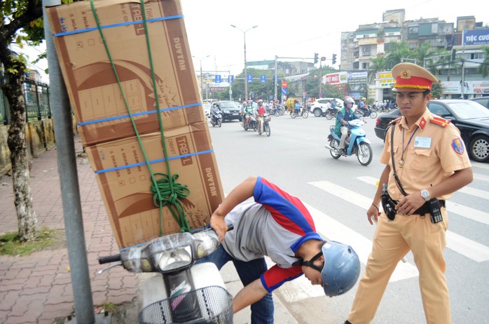 
Các phương tiện dùng để chở hàng cồng kềnh đa số đều đã cũ nát, không đảm bảo an toàn khi tham gia giao thông
