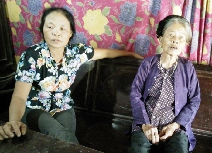 
Cụ bà 87 tuổi Lê Thị Quý (phải ảnh) có cuộc sống quá khó khăn nhưng chính quyền địa phương không hề để ý
