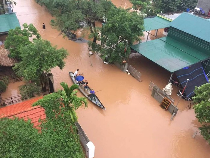 Phương tiện di chuyển, đi lại duy nhất của bà con bây giờ là thuyền