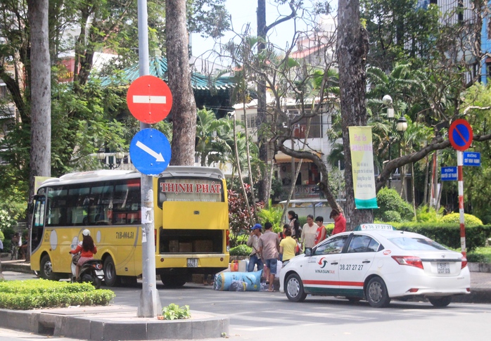 
Một xe khách vô tư đón, trả khách trên đường Nguyễn Chí Thanh, đoạn gần khu vực cấm xe

