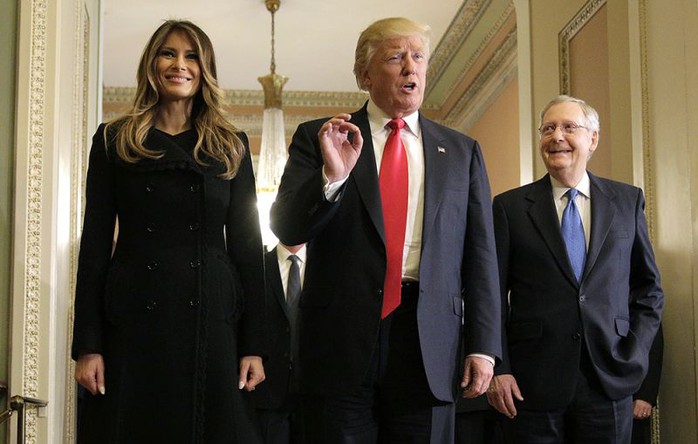 Vợ chồng ông Trump và Chủ tịch Thượng viện Mỹ Mitch McConnell hôm 10-11 Ảnh: REUTERS